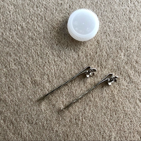 ✨2/$7✨ Hair: Flower Hair Pins, 2 Pins 🛍 Bundle Me! - Picture 3 of 10